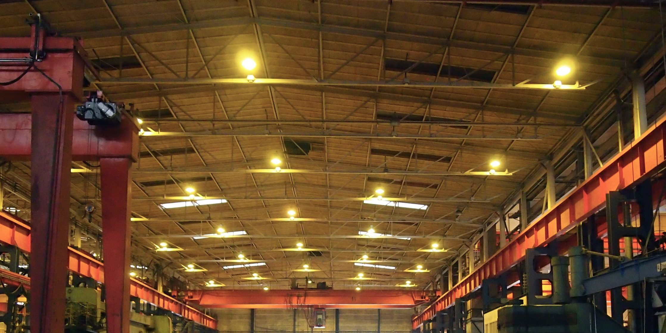 Teollisuushallin katto, jossa valot.